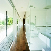 室内の浴室で、露天風呂のような風景を楽しむ