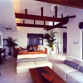 シックな梁と間接照明がモダンな天井