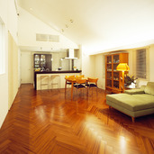 フローリング模様が印象的なリビング