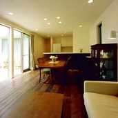 落ち着いた色合いの家具でまとめたスペース