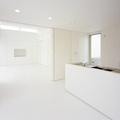 ダイニングスペース隣のリビング