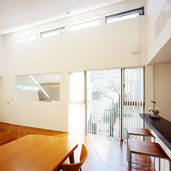 たくさんの窓から光が注ぐリビング