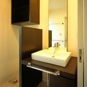 シックな色合いの洗面台