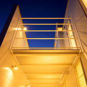 １階から２階のバルコニーを見上げる