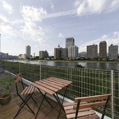 川辺のプライベートカフェテラスのような、何物にも代えがたい優雅なバルコニー