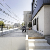 大きめのタイルを上品に使い分けた、優雅なテラス・バルコニー