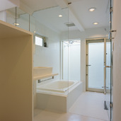 ガラス壁＋ガラスドアが、衛生的で透明感のある浴室
