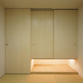 収納下を照明が当たる床の間にした、すっきりとまとめた和室