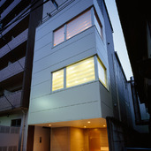 光＋眺望とプライバシーの両立を実現しつつ、無駄を削ぎ落とした外観