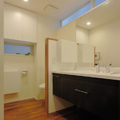 ユニバーサルデザインを意識した、センスのよいトイレ・洗面所