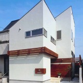 施主の趣味でもある、ヨットからヨットクラブをイメージした外観