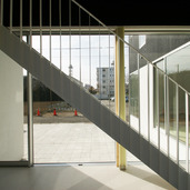 外階段のような素材を利用した、シンプルな階段