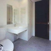 トイレと洗面所を一体にした、リゾートホテルのような洗面周り