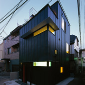 一枚板の庇を2面に使用し、素材のシャープさをアピールした北西面外観