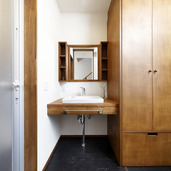 木のあじわいが美しい、シンプルな家具のような洗面台