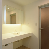 壁面収納下に照明を取り付け、手元からの明るさを取り入れた洗面所