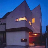 白い外壁に、ふんわりと光る優しくたおやかな光が心落ち着く夜の外観