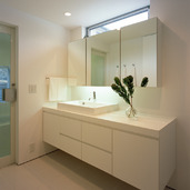 ハイサイドから爽やかな風と光りが入る、白でまとめた広々とした洗面所