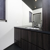 収納内に入れ込んだ、シンプルで清潔感ある鏡貼りの洗面