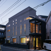 小さめの窓がたくさんある外観は、建物自体が照明器具のような佇まい