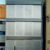 意匠性と防犯性を兼ね備えた、インパクトのあるアルミパンチング扉