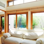 リビングよりダイニングキッチンを見る