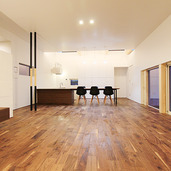 メインリビング　床材：ウォールナット無垢材