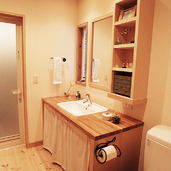 縦長の窓・鏡・収納の枠の太さを揃えた、統一感のある温かみのある洗面所