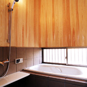 タイルと木をバランスよく配置した、換気も抜群な浴室