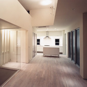 白染色仕上げのフローリングが、フレンチシンプルな大人のＬＤＫを演出している