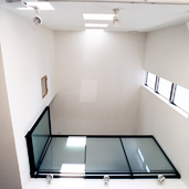 トップライトから入る四角い光が、真っ白な空間にうっすらと映しだされる吹き抜け