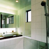 腰高上をガラス張りにし、視覚的な広さを感じさせた浴室