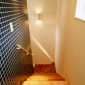 黒タイル壁・ステンレス手すりで、男前な空間に作り上げられた階段