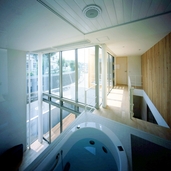 家の内外が見渡せる2階の浴室