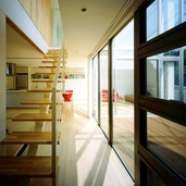 玄関ホールから見えるテラスとリビング