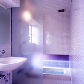 床壁タイルを統一し、浴槽を埋込みタイプにした明るく爽やかな浴室