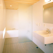 テラスに向けた窓がアクセントのシンプルな水まわり