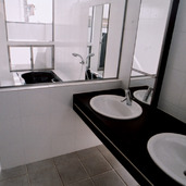 テラスにつながる、大きめにとった窓が心地よい洗面所・浴室