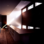 トップライトからの芸術的な光と安らかな影の世界が広がる、手すり部分を収納にした2階吹き抜け部分