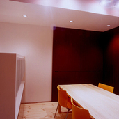 引き戸を閉じれば、コンパクトながらも立体感のあるダイニングが完成する