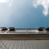 庇を作らず凹凸を少なくした、ディティールにこだわった外壁