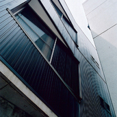 ファサードから傾斜をつけて配置された、デザインと庇の機能をもった窓周り