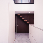 天井高のある吹き抜けと、大理石風のタイルが、まるでホテルフロントのような玄関ホール