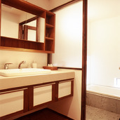 風情ある高級旅館のような雰囲気でまとめた、木調がやさしい洗面所・浴室