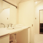 脱衣室と洗面所に仕切りを設けた、無駄のないデザインでまとめた洗面所