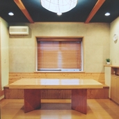 梁材を加工した無垢厚板のダイニングテーブル