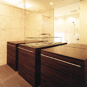 「石」「木」「スチール」の調和がとれた、ホテルのような洗面所