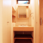コンパクトながら、壁面や洗面下に収納をたっぷりと設けた洗面所