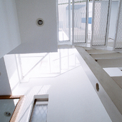 トップライトからの眩い光が、全ての空間に爽やかに注ぐ明るい空間