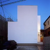 強い日差しと交通量の多い道路を避けるために、機能とデザインを兼ねた「壁」のある外観